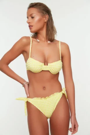 Леко подсилени секси жълти бикини в модерен кариран модел